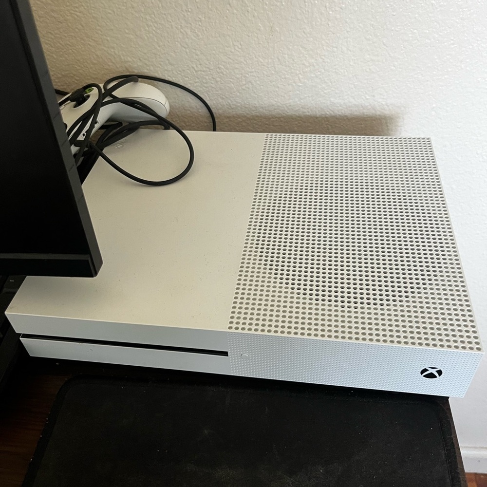 xbox one s (barely used)